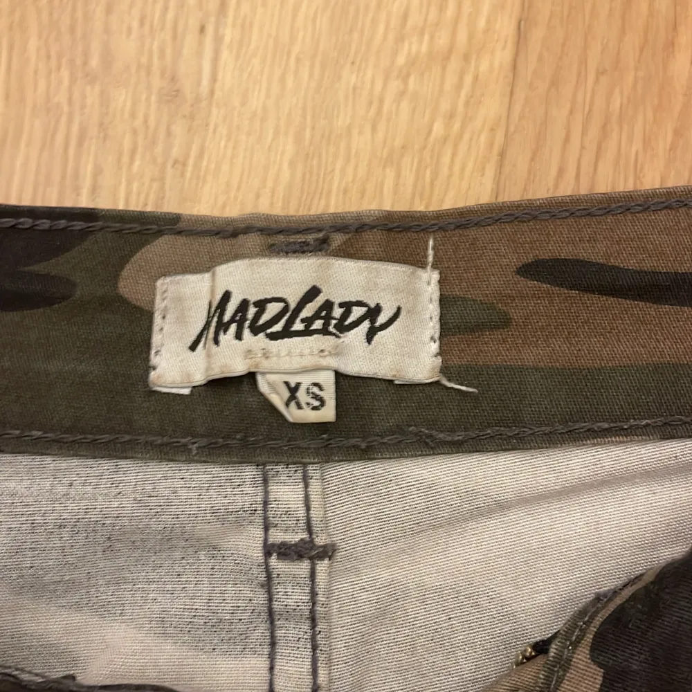 Det är camoflauge cargo pants med knappfickor från Madlady. Det är i storlek XS och väldigt bra kvalite. . Jeans & Byxor.
