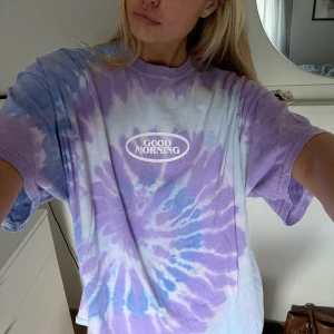 Stor t shirt - Så snygg lila tiedye T-shirt från Urban Outfitters. Otroligt skönt material, stor och snygg!! Använd endast fåtalet gånger