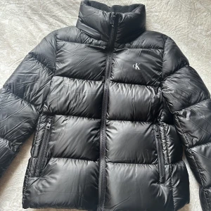 Calvin Klein jacka - Säljer min helt oanvända Ck dunjacka. Etiketter finns kvar på jackan, luvan på jackan är också avtagbar!💕 Pris går att diskutera vid snabb affär!