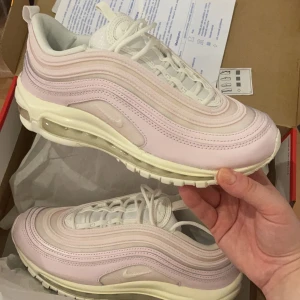 Nike airmax 97 special edition  - Helt nya airmax 97 som är endast provade, otroligt fin färg och Nike logo har glitter 💖 nästan Barbiecore men är tyvärr för små 💔. Storlek 39 men passar 38 ( har storlek 38,5) . Skriv för fler info/bilder. Köparen står för frakt 📦 