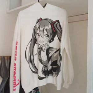 Hatsune miku hoodie  - En hatsune miku hoodie storlek xs från Pull & Bear, snvänd en gång och är som ny😊