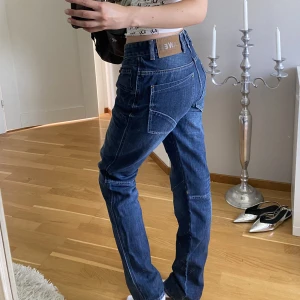 Midwaist jeans - Midwaist jeans med baggy fit från Lawee. Står ej storlek men skulle säga 40. Går att ha dem lowwaist också om de är lite mer baggy. 