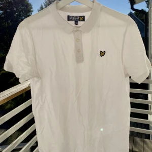 Lyle&Scott Pike i Vit - Hej, säljer en vit piké från Lyle&Scott i använt skick, finns små tecken på användning. Storlek Small och True To Size. Nypris runt 500kr. Funkar perfekt på både golfbanan och i vardagen. Pris inte hugget i sten. Hör av dig vid frågor. 