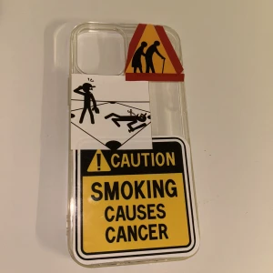 Mobilskal iPhone 12 - Ett oanvänt iPhone 12 mobilskal. Det är genomskinligt men har satt på lite klistermärken. Dessa klistermärken går att ta bort för de som inte vill ha de. Har inte tagit bort då utifall någon ville ha de på. Säljes pga ny mobil 