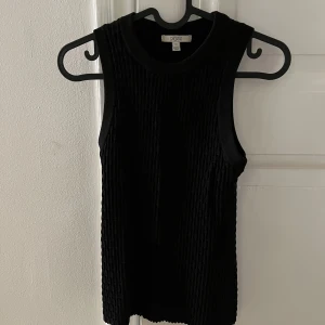 Stickat set från Dagmar  - Svart stickat set från Dagmar. Använt fåtal gånger!   Toppen är XS och shortsen S 