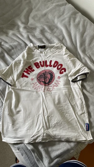 Vintage t-shirt  - Köpt i Amsterdam för 400kr. Bra material i 100% bomull men relativt använd. 7.5/10 skick då den blivit missfärgad i armhålorna. För övrigt inga skador