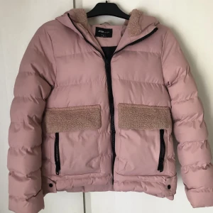 Vinterjacka - Skönaste jackan jag haft.  Så varm och mjuk, du lär inte frysa i den.  Knappt använd då jag inte trivdes i färgen, så den är i toppskick! Finns att hämta i Silverdalen. Kan skickas, köparen står för frakten.