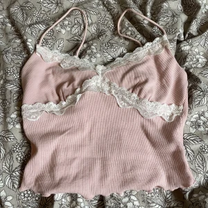 Rosa linne - Ett gulligt rosa linne med lite spets detaljer i storlek xs