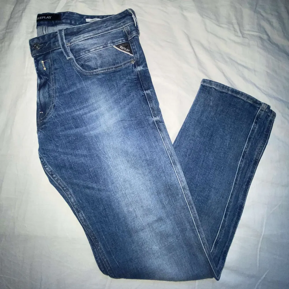 Ett par trendiga Replay jeans modell anbass i storlek 34/32. Dom är i riktigt fint skick, pris går att diskuteras vid snabb affär!. Jeans & Byxor.