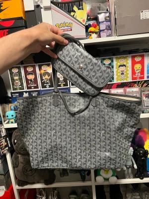 Goyard Saint Louis PM Gray - Nypris på väskan är 20000kr. Detta är en av dem sällsyntaste färgerna. Kommer endast med kvitto. Väskan har dock hål i varje hörn från användning.