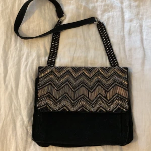 Äkta mocka, väska - Perfekt storlek för en laptop! Använd fåtal gånger, äkta mocka. Flera fack i 