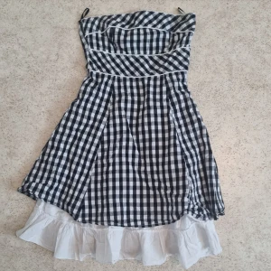 Söt sommar klänning - Axelrems lös klänning med gingham mönster. Väl använd men inga stora skador. Storlek S. Kan mötas upp i vänersborg.