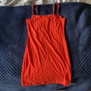 Klänning - Orange miniklänning från märket Collusion. Aldrig använd, strl 36. 