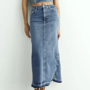 Jeanskjol från Zara  - Superfin jeanskjol från zara. Andvänd 2 gånger. Frakt tillkommer ej ❤️