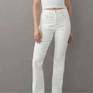 Jättefina Vita jeans från Gina som är näst intill oanvända💗Säljer för att dom blivit för små…