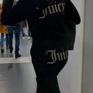 Juicy byxor - Knapt använda juicy couture byxor som är jätte fina säljer pga att har många par i andra färger så de kommer inte till användning köpta för 1200kr❤️(säljer även tröjan i en separat annons vid köp av båda finns paket pris) priset kan diskuteras❤️