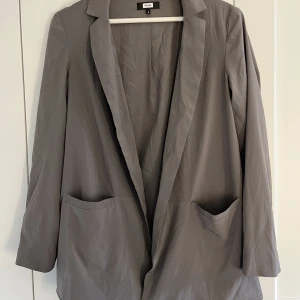 Kavaj - Kavaj liknande jacka med fläckar längst ned. Vid frågor är det bara att höra av sig!💕