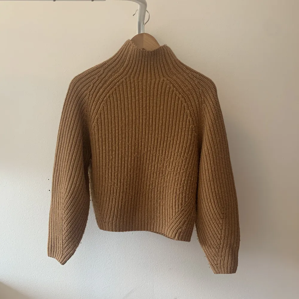 Perfekt stickad tröja till hösten med så fin färg och passform 🍁 Från weekday och i storlek xs ✨ Säljer en till liknande tröja så titta gärna på den 🧡. Stickat.