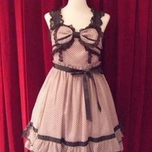 Lolita klänning jsk baby the stars shine bright - Baby the stars shine bright polka dot a la mode jsk i rosa med bruna och svarta detaljer. Fint skick, inga fel vad jag kunde hitta. Mått: Byst: 90-102cm midja: 72-82cm längd: 92cm Kan mötas upp i vänersborg.