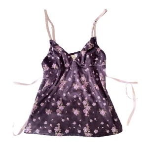 Lila blommig mesh topp/linne - Supergullig och unik topp! Bra skick. Passar någon XS-S. Jag bär S normalt. 