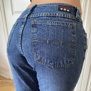 Sjukt snygga Mudd jeans som tyvärr är lite små för mig.  Bra skick, aldrig använda och köpta på Beyond Retro.  Storlek S Låga i midjan 