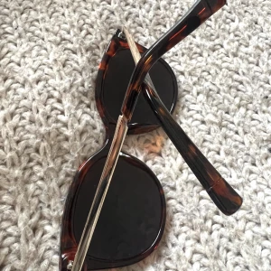 Solglasögon  - Knappt använda, vet tyvärr ej var de är köpta 💓