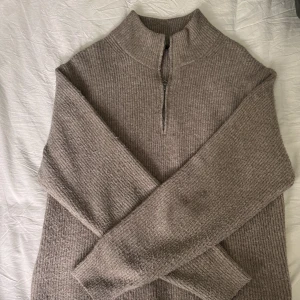 Tjockstickad half zip beige - En tjockstickad mysig tröja ifrån uniqlo! Bra skick och utan skador eller fläckar. Varm och kliar inte.