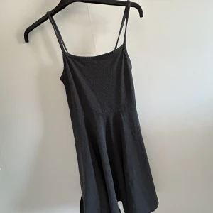 Mörkgrå klänning - Basic klänning