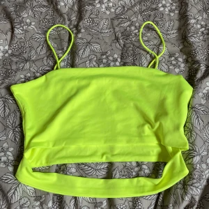 Neongult linne - Ett fint neongult linne från shein, aldrig använt då den är lite för stor för mig. Storlek s