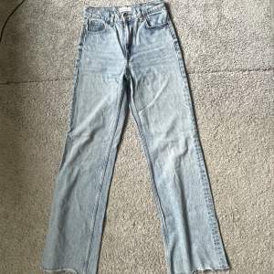 Högmidjade jeans från zara i storlek 36. Använt dom några få gånger, säljer då jag inte när högmidjat och får ej på mig dom💕 (Ljusblåa men har samma passform som andra bilden)