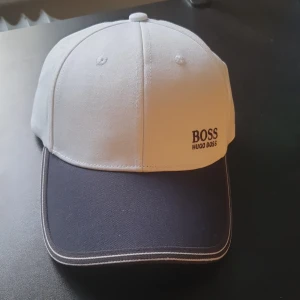 Hugo Boss Keps - Hugo Boss Keps  Vit med blå skärm Helt ny aldrig använd One size