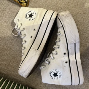 skor från converse - supersnygga krämvita converse, PERFEKTA till hösten. 🍁 säljder då de tyvärr är lite små för mig. lite smutsiga men inte slitna, skickar självklart dem rengjorda. 🩷