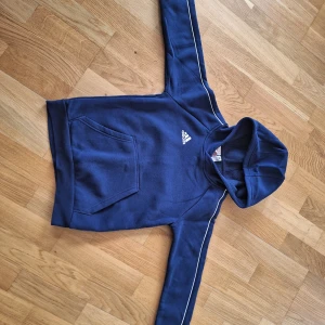 Addidas Hoodie marinblå - Addidas hoodie i marinblå i storlek 140
