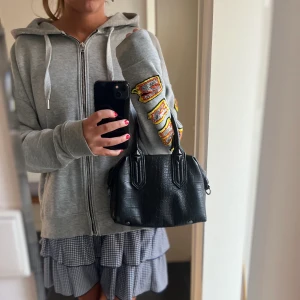 Zara väska  - Säljer min fina zara väska som endast andvändts ett fåtal gånger då jag har flera liknande. Denna säljs inte längre på Zaras hemsida. Köpte den för 300 och säljer den för 125 kronor exklusive frak (kan dock mötas upp i Stockholm). Frakt kostar 45 kr