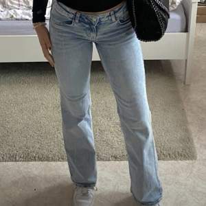 Lågmidjade straight jeans från Weekday. Använt 1 gång, köpte fel storlek. Köpt för 500kr