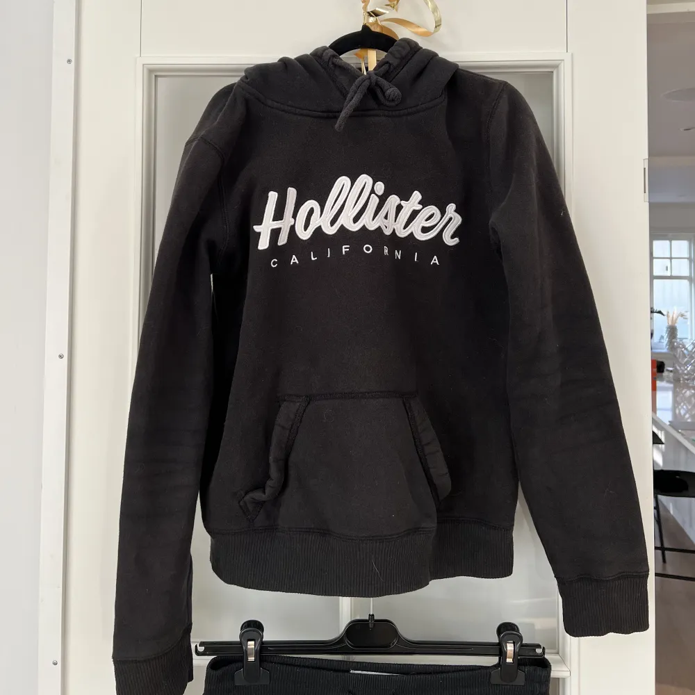 Säljer mitt mysiga set från Hollister men kan självklart sälja delarna separat. Byxorna är i storlek S och tröja XS🖤Köp nu och få gratis frakt! Pris kan diskuteras. Alla kläder kommer självklart tvättas en extra gång innan leverans📦. Tröjor & Koftor.