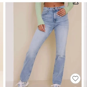 Nelly jeans  - Nelly jeans storlek 36, använda endast nån gång så i fint skick :) 