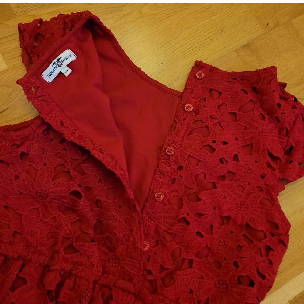 Röd klänning i nyskick från Hampton Republic. Storlek 158. Den saknar bälte. Kan fraktas men köparen står för frakten💕. Klänningar.