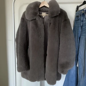 Mysig fuskpäls  - Fuskpäls från H&M. Supermysig! 