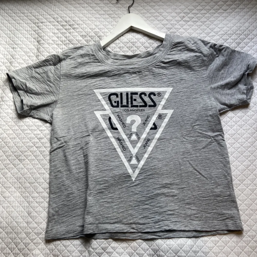 As cool Guess t-shirt som är i väldigt bra skick😊. T-shirts.