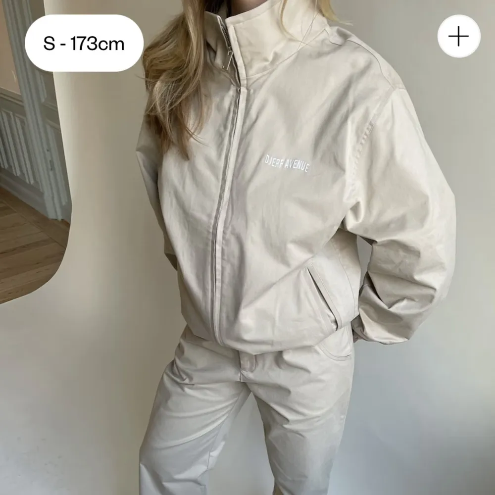 OBS! Lånade bilder. Djerf Avenue Cotton On The Go Jacket Sand i strl L (men sitter mer som strl M). Endast använd en gång, så den är i superbra skick. Säljer p.g.a har vuxit ur den. Nypris är 1999 kr. Tveka inte att höra av er för fler frågor 🧚‍♀️. Jackor.