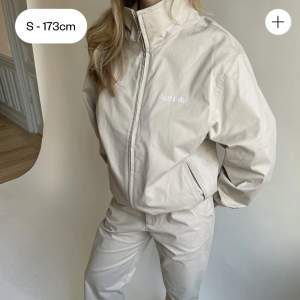 OBS! Lånade bilder. Djerf Avenue Cotton On The Go Jacket Sand i strl L (men sitter mer som strl M). Endast använd en gång, så den är i superbra skick. Säljer p.g.a har vuxit ur den. Nypris är 1999 kr. Tveka inte att höra av er för fler frågor 🧚‍♀️