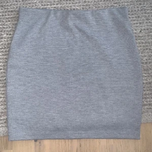 Kjol - Snygg och stilren kjol i tight passform. Bra skick!