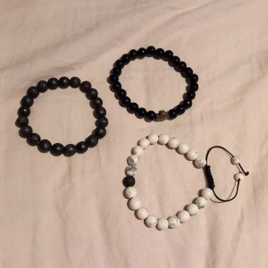 Pärlarmband  - Säljer tre snygga pärlarmband säljer 80 kr styck eller 200 för alla 