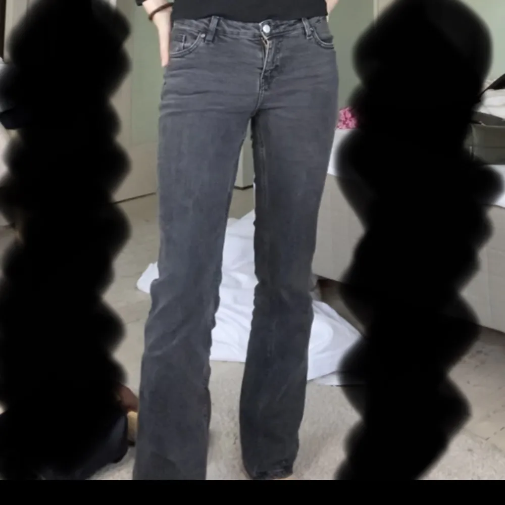 Bootcut jeans från monki. Använda men fint skick. Är 174cm :) köptes för 500kr. Skriv gärna i dm för frågor och bilder och ge prisförslag 🤩🫶. Jeans & Byxor.