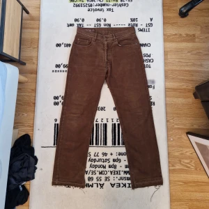 Marlboro byxor - Vintage bruna marlboro byxor köpta i berlin. Har en "relesed hem" för en snyggate passform vid skon. Bara att fråga om mått eller fler bilder. Skicka gärna offers!