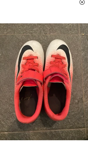 Fotbollsskor Nike  - Fotbollsskor Nike strl 33