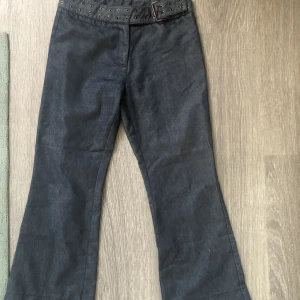 Snygga jeans!! - Skit snygga jeans som tyvärr är för små för mig! ”Inbyggt” bälte och utsvängda jeans. Är i storlek M men skulle säga att det passar mer S🌸