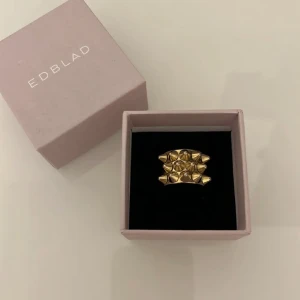 Edblad ring - Edblad ring guld (xs). Iprincip helt ny, använd nån enstaka gång. Jag köpte både silver och guld men använder inte guldsmycken längre så ringen kommer inte till användning.
