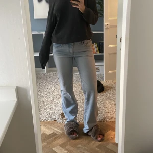 Sjuuukt snygga jeans💖🫶✨ - Säljer dessa sjuuukt snygga lågmidjade jeans😍dem har inga tecken på användning!! jag bär vanligtvis storlek 38 och är 170cm och dessa passar perfekt! 